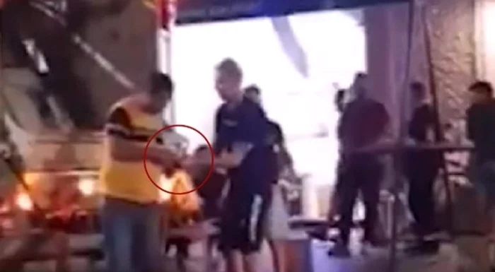 Imaginile difuzate de Antena 3 surprind momentul când reprezentantul localului îi dă bani anjagatului de la salubritate