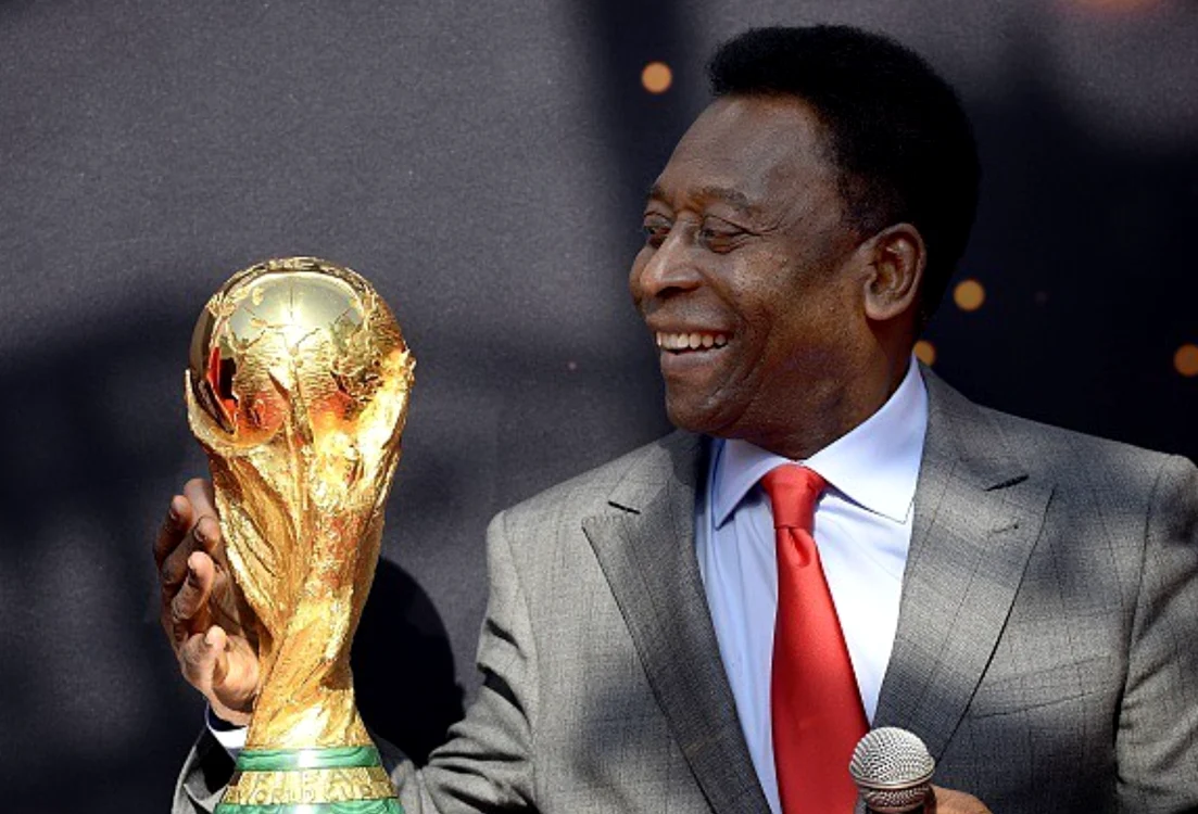 Pele și trofeul Cupei Mondiale. FOTO Instagram