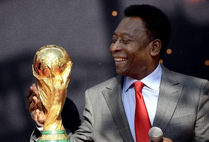 Pele și trofeul Cupei Mondiale. FOTO Instagram