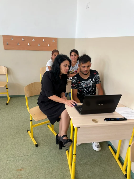 Prin program au fost asigurate și laptop-uri pentru predare FOTO: arhiva personală Lăcrămioara Cule