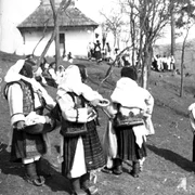 Romani in sarbatoare  foto Romulus Vuia Muzeul Etnografic al Transilvaniei 1 jpg