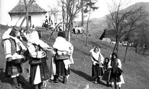 Romani in sarbatoare foto Romulus Vuia Muzeul Etnografic al Transilvaniei 1 jpg