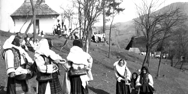 Romani in sarbatoare  foto Romulus Vuia Muzeul Etnografic al Transilvaniei 1 jpg