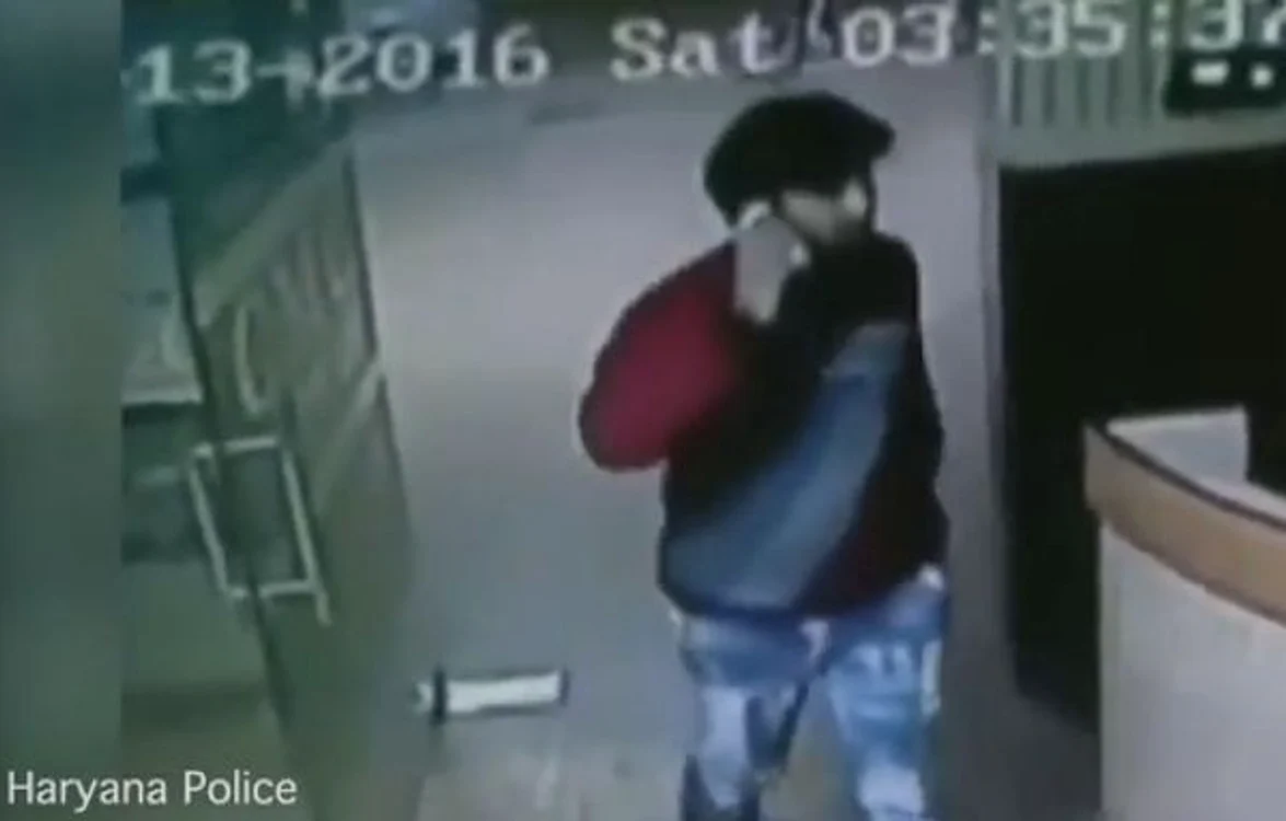
    Atacatorul le-a spus paznicilor că este doctorfoto: captură video  