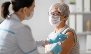 femeie vaccin shutterstock 1898539783 jpeg