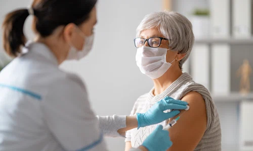 femeie vaccin shutterstock 1898539783 jpeg