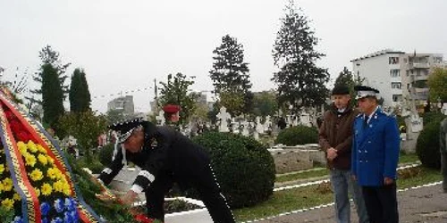 Bacău: Depunere de coroane la Cimitirul Central