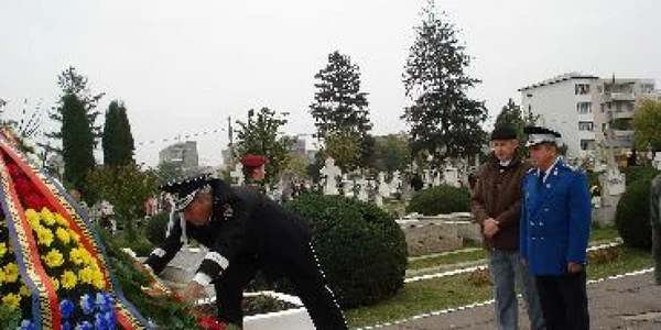 Bacău: Depunere de coroane la Cimitirul Central
