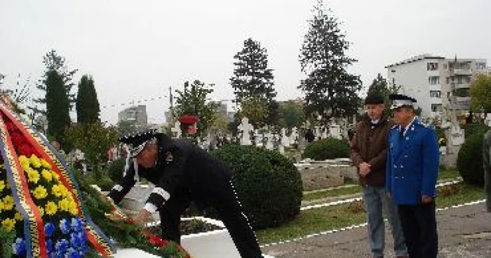 Bacău: Depunere de coroane la Cimitirul Central