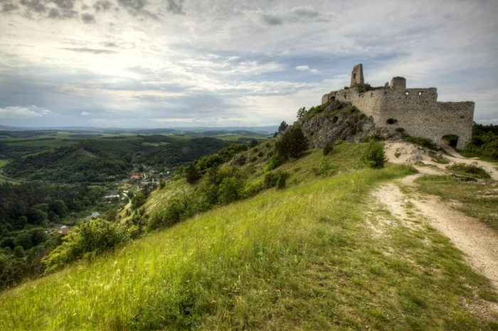 castelul cachtice din slovacia unde a trait elisabeta bathory foto