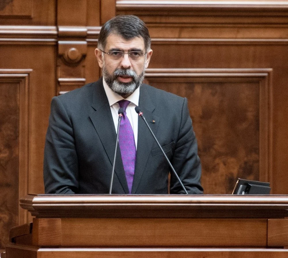 PSD și PNL au respins revenirea la alegerea primarilor în două tururi. Proiectul AUR, susținut și de USR, a picat în Senat