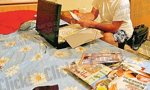 În apartamentul unde  locuieşte, tatăl lui Radu  Vâlcan a adunat zeci de  reviste cu fiul său  Acestea  sunt singurele poze pe  care le are cu actorul jpeg