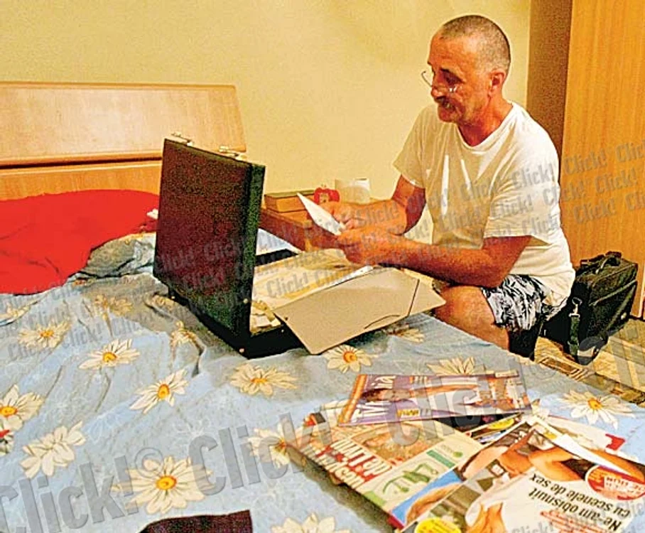 În apartamentul unde  locuieşte, tatăl lui Radu  Vâlcan a adunat zeci de  reviste cu fiul său. Acestea  sunt singurele poze pe  care le are cu actorul