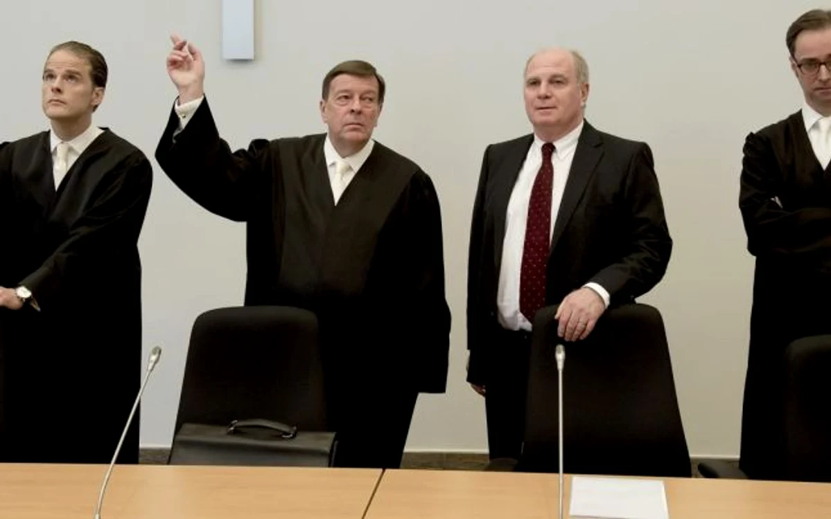 
    Uli Hoeness, al doilea din dreapta, alături de cei trei avocaţi ai săi, în prima zi a procesului. FOTO: Reuters  
