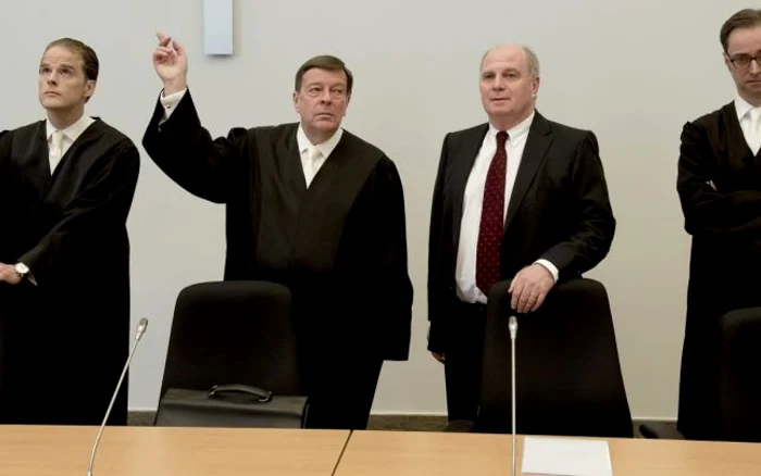 Uli Hoeness, al doilea din dreapta, alături de cei trei avocaţi ai săi, în prima zi a procesului. FOTO: Reuters