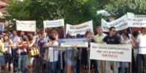 Beneficiarii de fonduri europene au protestat în faţa Autorităţii de Management