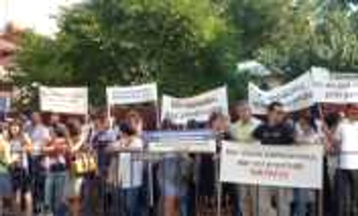 Beneficiarii de fonduri europene au protestat în faţa Autorităţii de Management