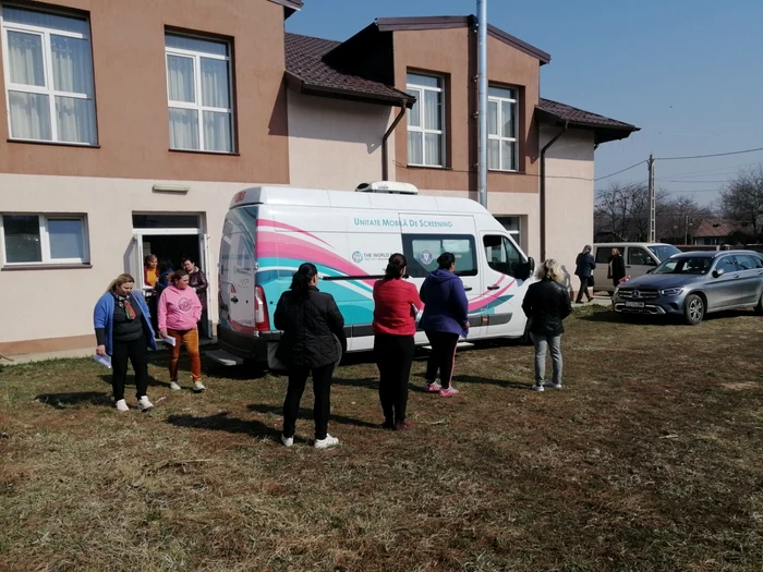 Femei din comuna Corni venite la testarea pentru depistarea cancerului de col uterin FOTO Cosmin Zamfirache