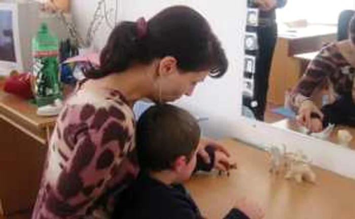 Jucăriile ajută la stimularea imaginaţiei copiilor cu autism