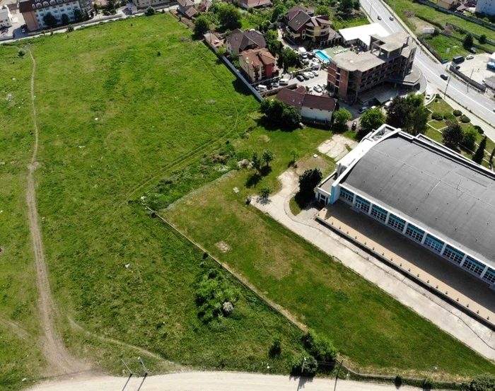 Terenul pe care urmează să fie construit noul ştrand public din Alba Iulia. Foto: alba24.ro