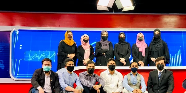 prezentatori TV afgani cu masca / foto Twitter