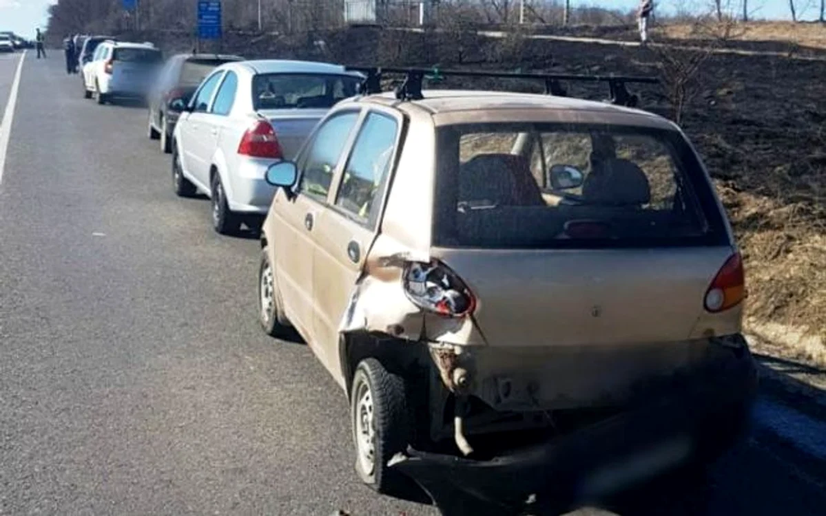 O persoană a sunat la 112 şi a anunţat evenimentul rutier, în care au fost implicate şase autoturisme.