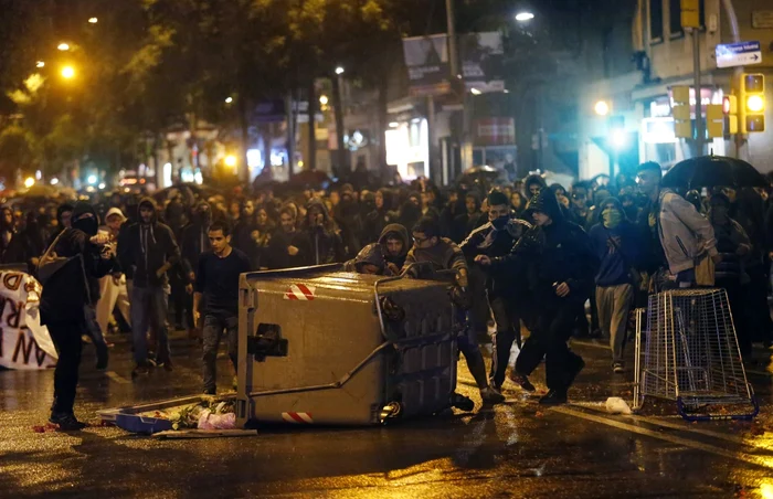 Protestatarii şi-au improvizat baricade din pubele pe care le-au incendiat. FOTO Reuters