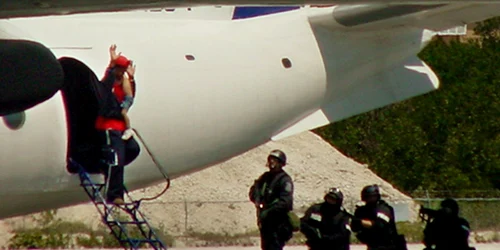 Trupele SWAT au aşteptat avionul în aeroport