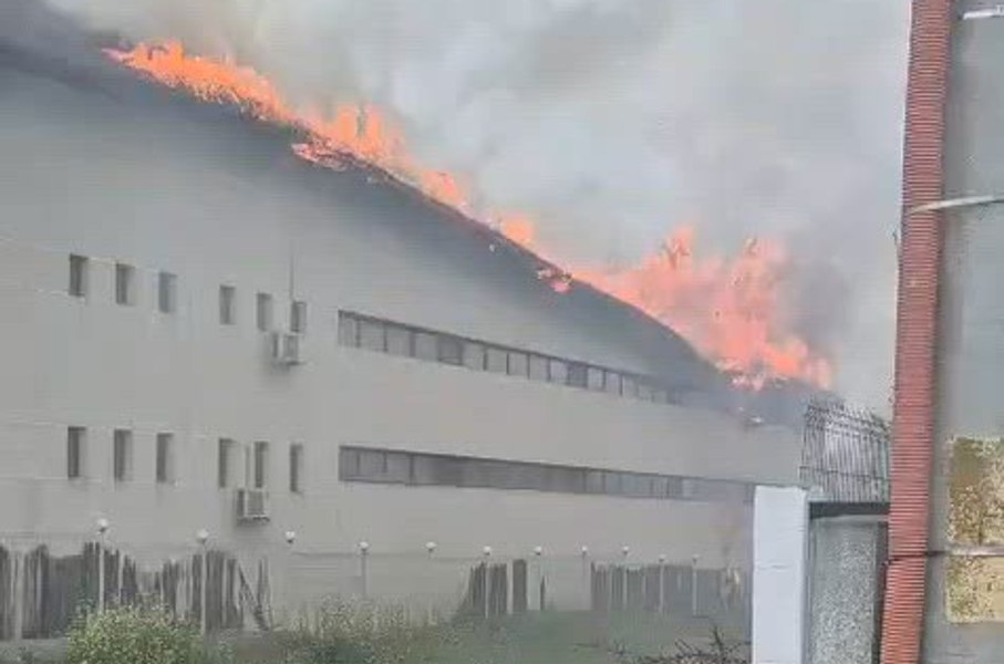 Incendiu puternic la o pensiune din Murighiol. Flăcările s-au extins la o a doua clădire din cauza vântului