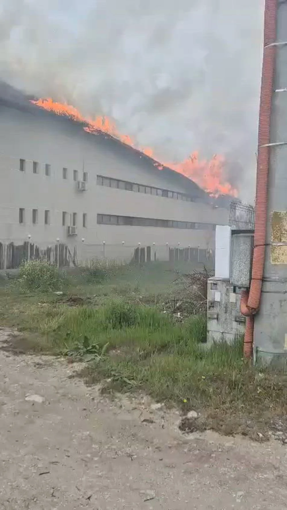 Incendiu puternic la o pensiune din Murighiol. Flăcările s-au extins la o a doua clădire din cauza vântului