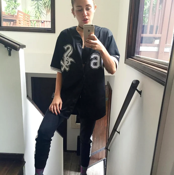 Miley Cyrus (22 de ani) a recunoscut că nu și-a schimbat hainele de trei zile