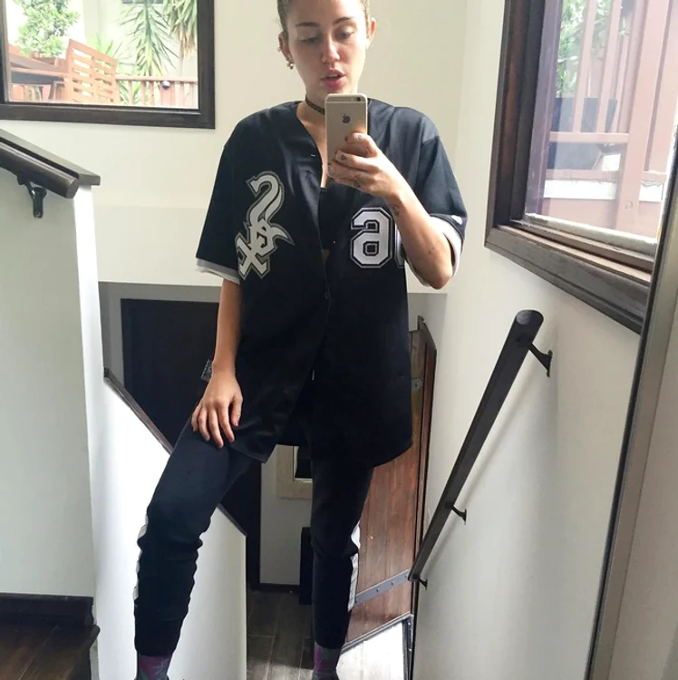 Miley Cyrus (22 de ani) a recunoscut că nu și-a schimbat hainele de trei zile