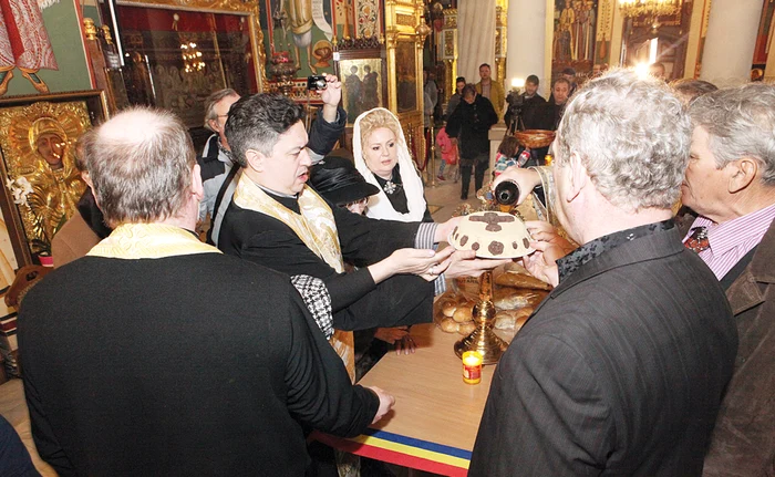 
    Slujbele se vor ține de azi din nou în biserică  