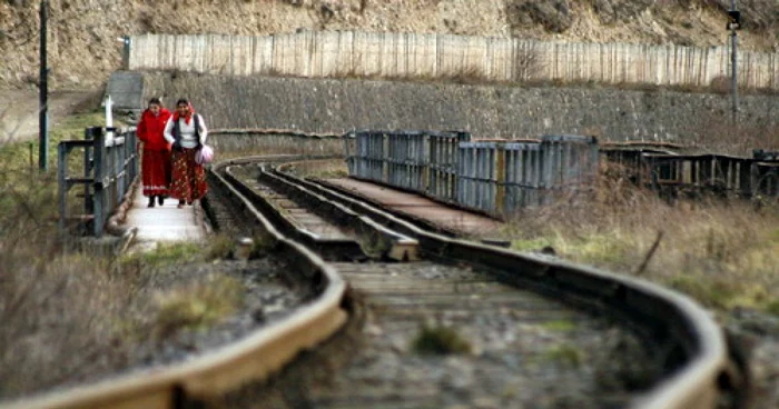 Lucrarile la calea ferata a blocat drumul judetean