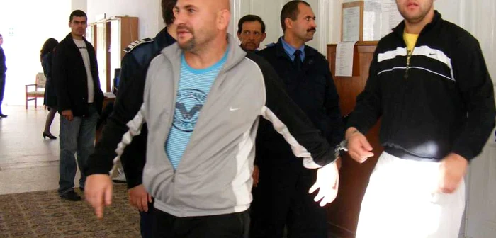 Inculpaţii au format o grupare de criminalitate organizată