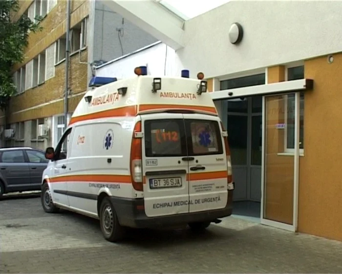 Botoşăneanul a fost adus cu ambulanţa la spital FOTO botosaninews.ro