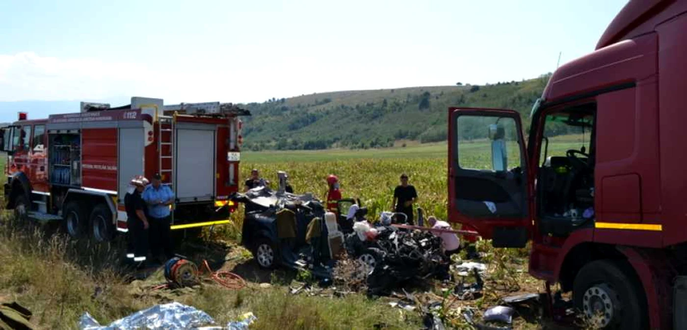 Autoturismul a fost spulberat de camion. IPJ Hunedoara.