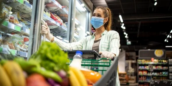 supermarket pandemie cumparaturi covid 19 FOTO Shutterstock