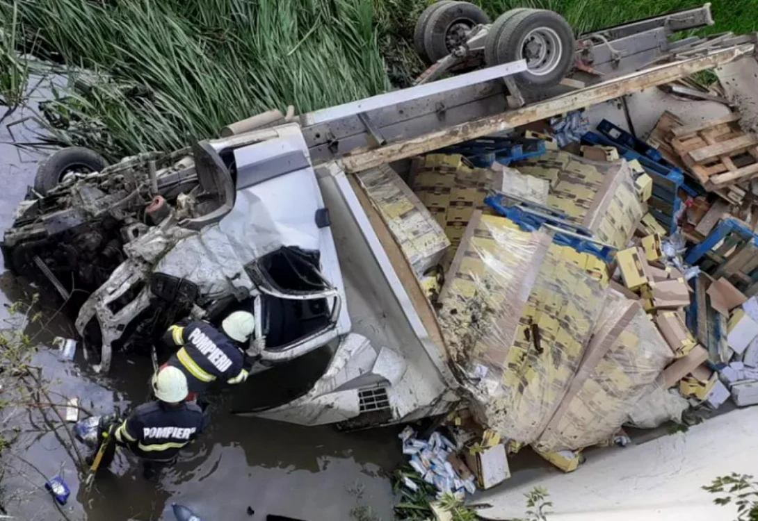 TIR-ul s-a răsturnat în albia unui râu FOTO ISU Vaslui