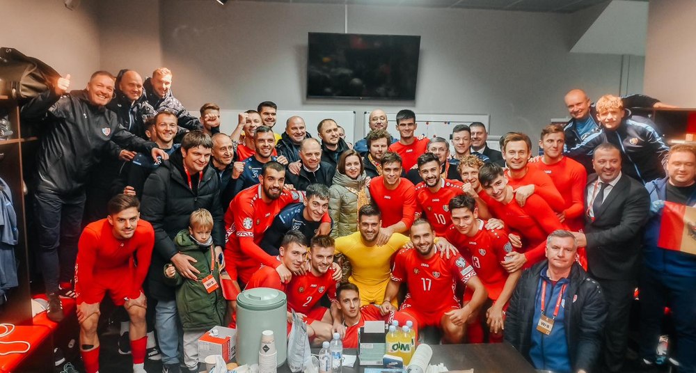 Maia Sandu, în tribune la meciul Moldova-Albania. S-a fotografiat cu echipa la vestiar după meci FOTO