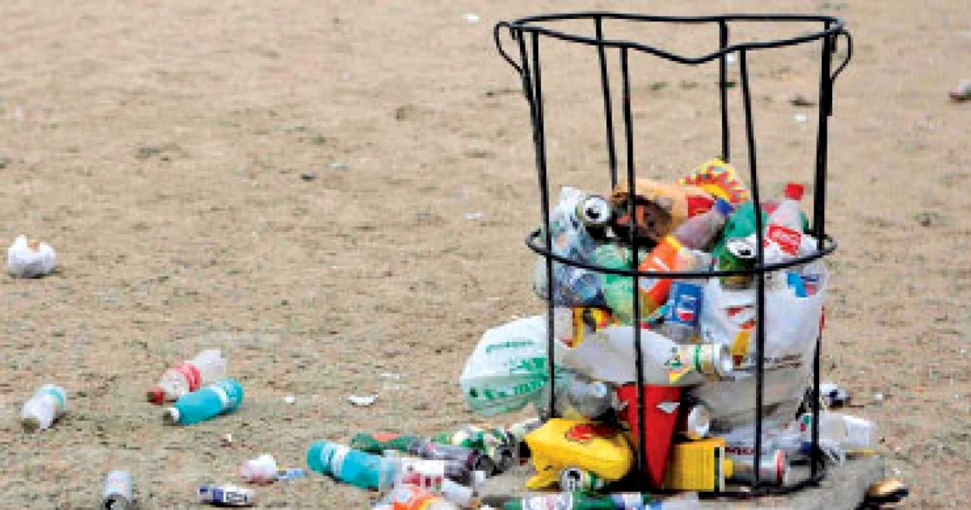 Plajă doar până la ora 18.00, din cauza algelor