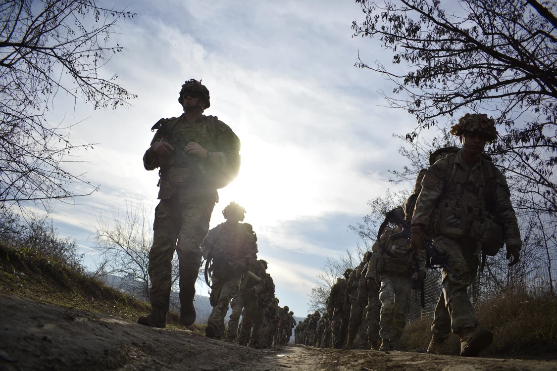 Batalionul 1-26 Infanterie SUA, alături de militari români, la un marș de antrenament  FOTO MApN 