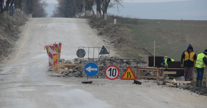 Aproape jumătate de milion de lei pentru un drum care nu fusese realizat FOTO Arhivă Adevărul