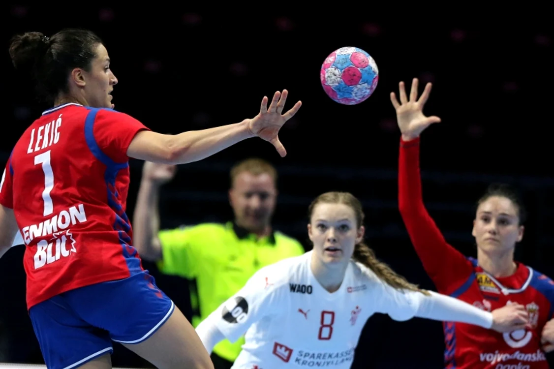 
    Alături de Dragana Cvijic, cealaltă jucătoare a Serbiei legitimată la CSM București, Andrea Lekic a contribuit la victoria cu DanemarcaFoto: EPA  