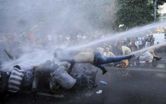 Forţele de ordine au pus tunurile de apă pe protestatari