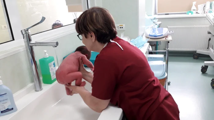 Bebelușul se poate spăla și la chiuvetă. Aceasta este poziția corectă pentru spălatul bebelușului