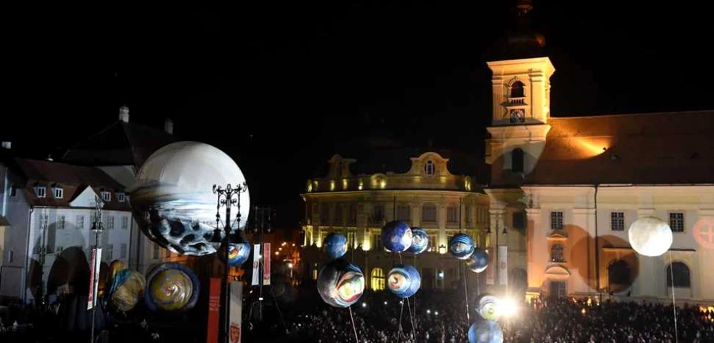 Big Bang în Piaţa Mare din Sibiu cu Plasticiens Volants             FOTO Sebastian Marcovici