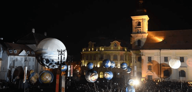 Big Bang în Piaţa Mare din Sibiu cu Plasticiens Volants             FOTO Sebastian Marcovici