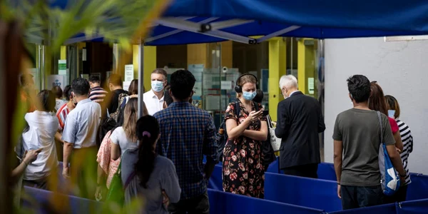 Locuitori din Hong Kong in fata unui centru de vaccinare FOTO EPA-EFE