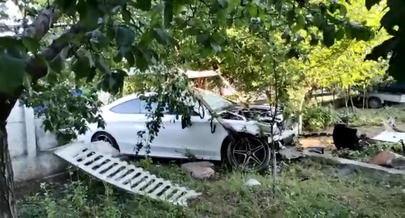 BMW-ul condus de iubita fiului lui Sile Cămătaru a părăsit șoseauaFOTO: ziaruldeiasi.ro